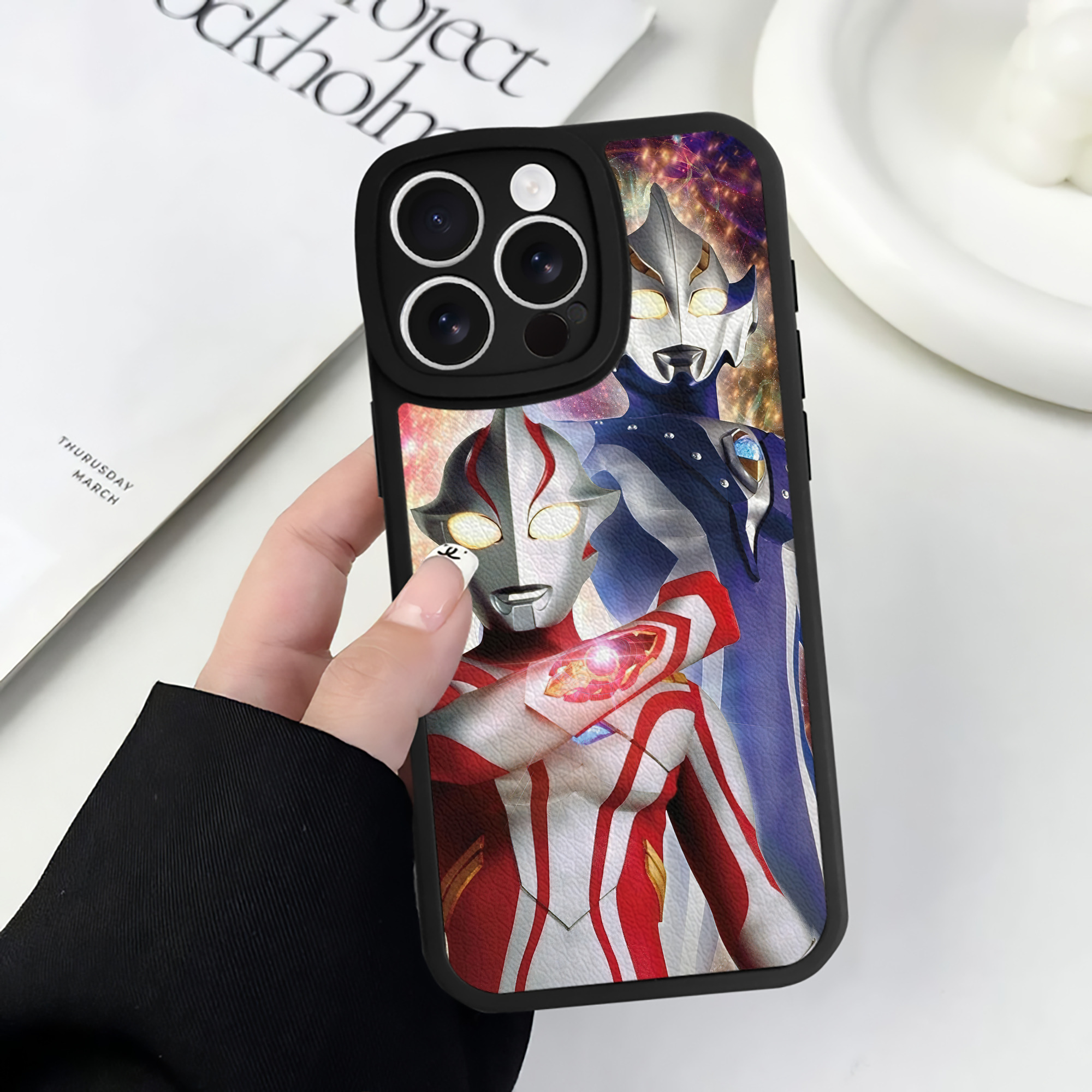 （画像用） ウルトラマン Ultraman 【iPhone 16シリーズ対応】シリコンスマホケース（レザー調） 材質：シリコン